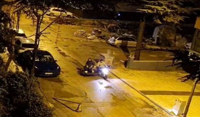Eskişehir'de sokakları motosikletiyle turlayan davulcu dikkat çekti