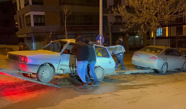 Eskişehir'de otomobiller birbirine girdi: 4 kişi yaralandı