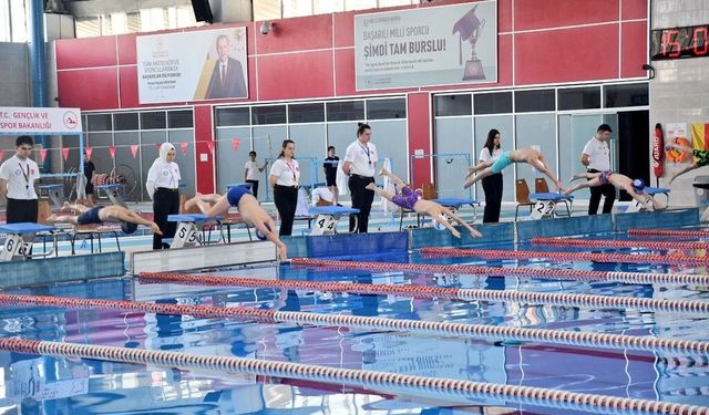Eskişehir'de "Yüzme Küçükler Müsabakaları" başladı