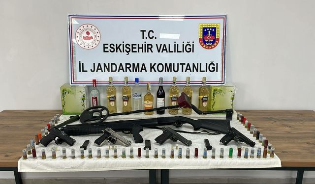 Eskişehir'de şüpheli şahısların üzerinden cephanelik çıktı