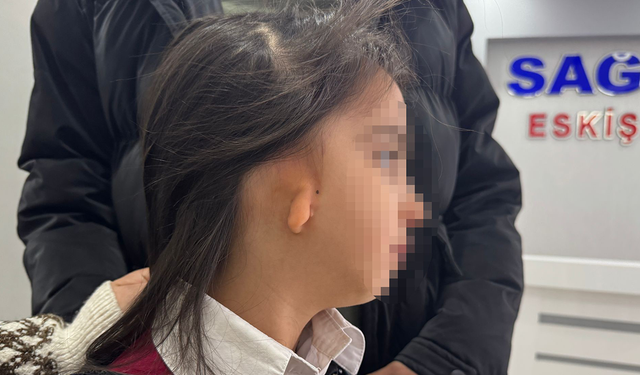 Kulağında mikrotia olan çocuk ameliyat olmaya hazırlanıyor