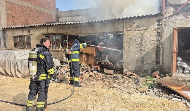 Eskişehir'de korkutan yangın: Mobilya deposu kül oldu