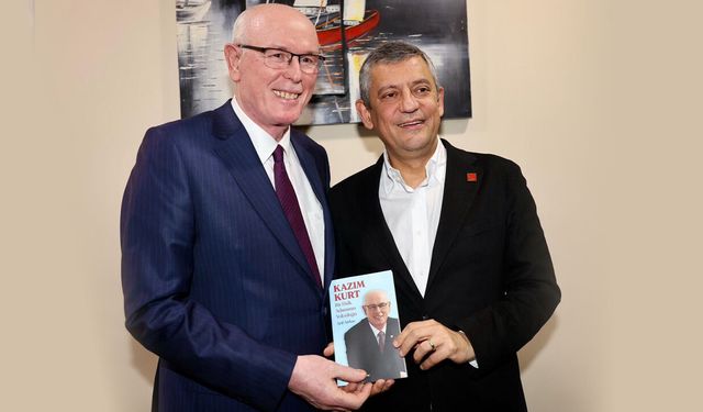 Kazım Kurt'u anlatan kitap Özgür Özel ile buluştu