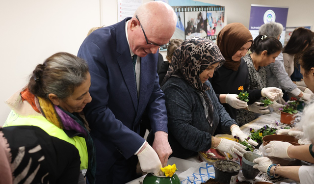 Odunpazarı’nda atıklar rengarenk saksılara dönüştü