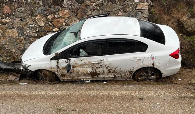 Otomobil  istinat duvarına çarptı: 4 yaralı