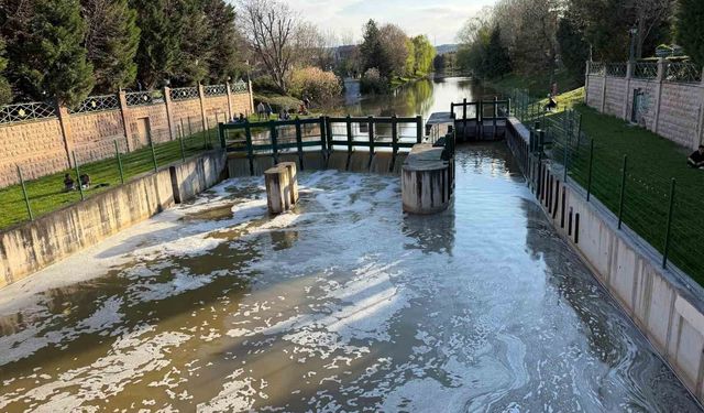Eskişehir'de Porsuk Çayı'nın yüzeyi köpükle kaplandı