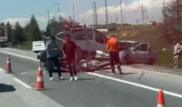 Ankara - Eskişehir yolunda 2 araç birbirine girdi