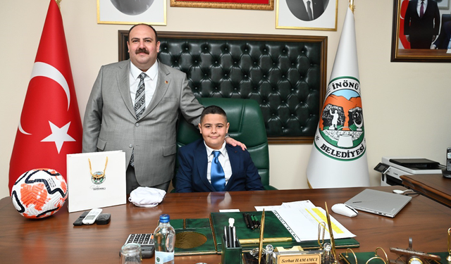 Başkan Hamamcı koltuğunu Efe Şenbel'e devretti