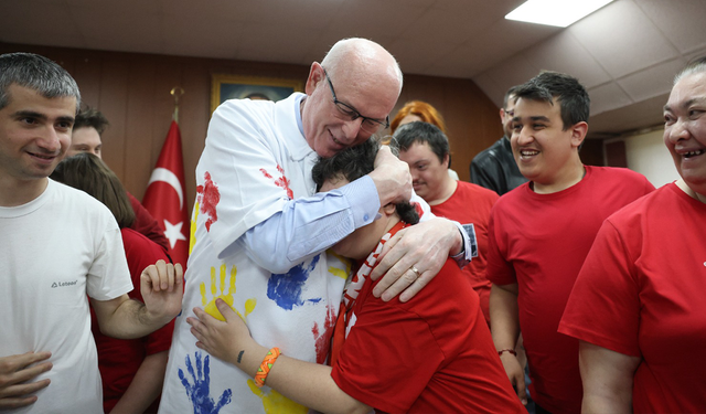 Başkan Kurt'a anlamlı hediye: "Bizlere umut veriyor"