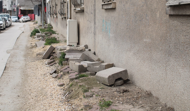 Eskişehir'de kaldırım yapmayı unuttular: Vatandaş yoldan yürüyor