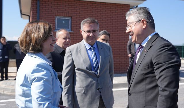 Eskişehir Valisi Yılmaz ve Başkan Ünlüce Hayvan Bakımevi'nde