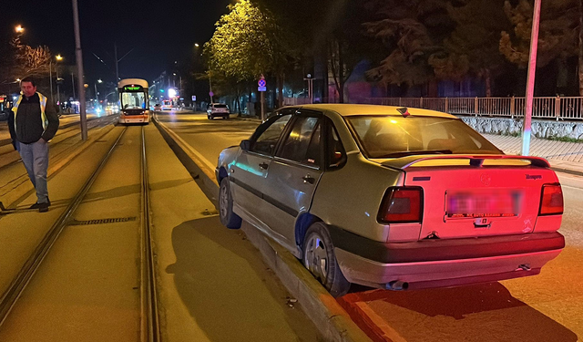 Eskişehir’de alkollü sürücü tramvay yoluna girdi!