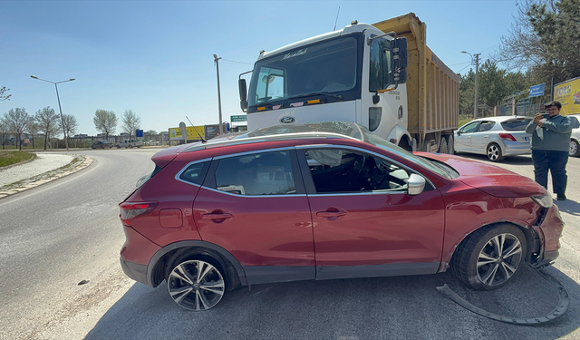 Eskişehir'de kamyon otomobili metrelerce sürükledi!