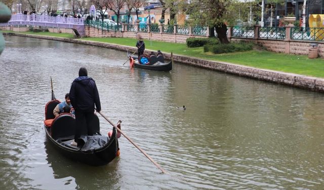 Eskişehir'de ördeklerle gondol keyfi