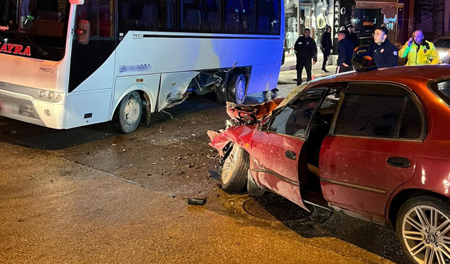 Eskişehir'de otomobil minibüse çarptı: 1 yaralı