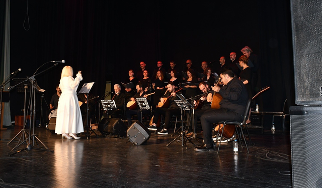 Eskişehir'de türkü gecesi dinleyicilerden tam not aldı