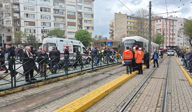 Eskişehir'de yaşlı kadın tramvayın altında kaldı