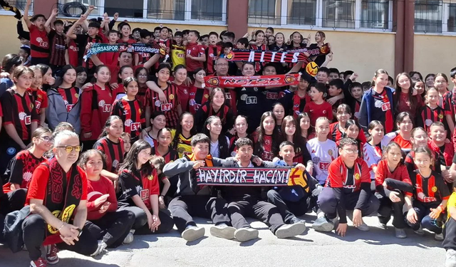 Eskişehirspor'un galibiyetini minikler marşlarla kutladı