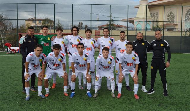 Genç Şimşekler Bodrum FK önünde
