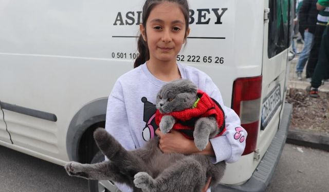 Kedisiyle Eskişehir'e gelen minik taraftar Bursaspor'un maçında