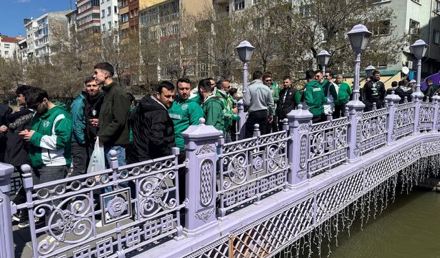 Kritik karşılaşma öncesi Bursasporlu taraftarlar Eskişehir'de