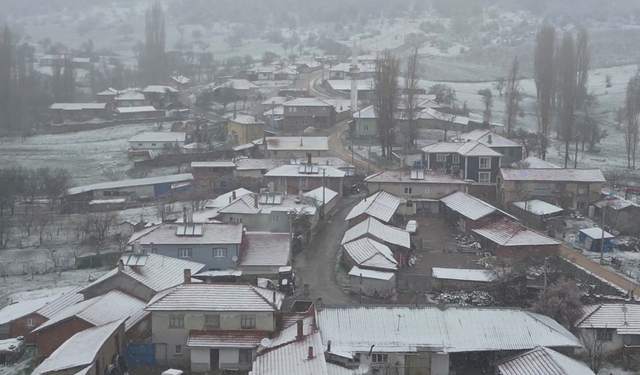 Mihalıcçık ilçesinde nisan ayında yağan kar şaşırttı