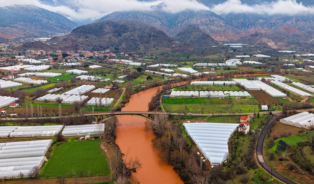 Sakarya Nehri'nin rengi değişti
