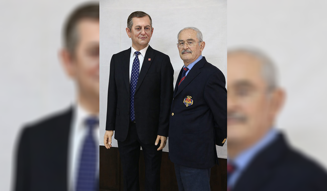 Yılmaz Büyükerşen Özgür Özel’in balmumu heykelini tamamladı