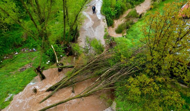Afyonkarahisar'da sel felaketi: Köprü yıkıldı
