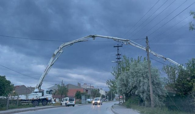 Eskişehir'de trafiğe rağmen beton dökümü yaptılar