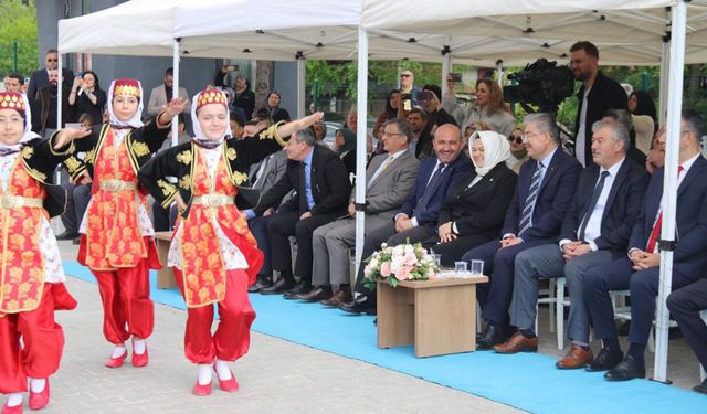Eskişehir'de Doktor Mustafa Çamkoru Ortaokulu törenle hizmete açıldı