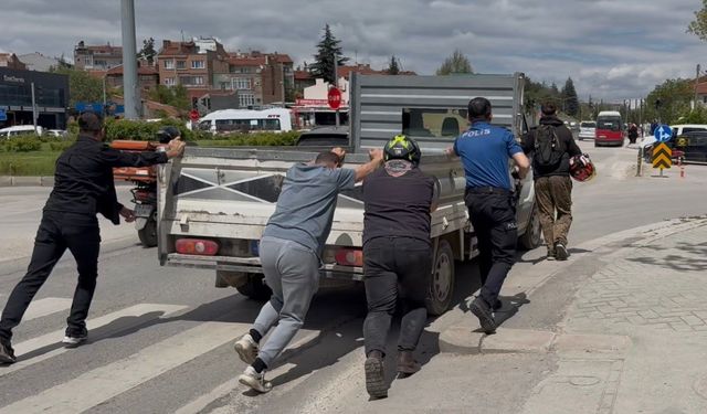 Eskişehir’de bozulan kamyonet böyle itildi