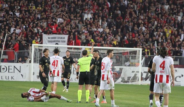 Hakem maçın önüne geçti