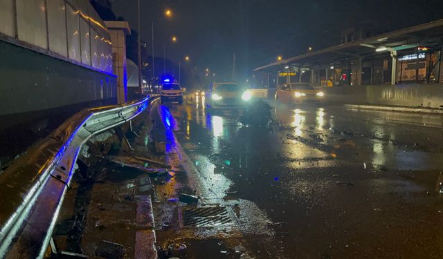 Kontrolden çıkan otomobil demir bariyere çarptı