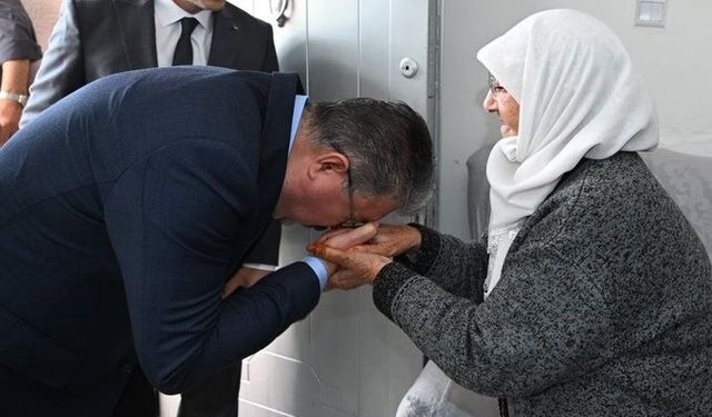 Vali Erdinç Yılmaz Ayşe Ayti’yi evinde ziyaret etti
