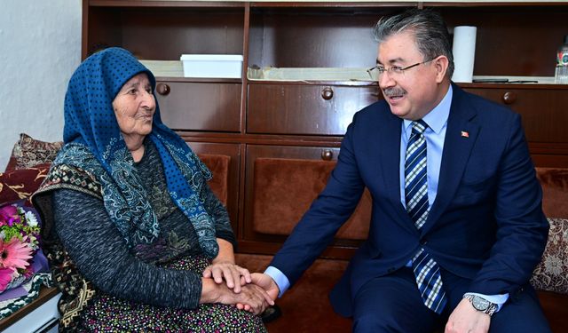 Vali Yılmaz Ayşe teyzeyi ziyaret etti