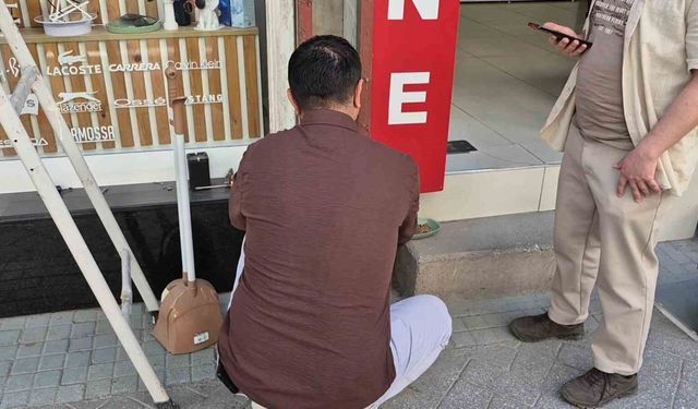 Eskişehir'de tabelaya sıkışan yavru kediyi esnaf kurtardı