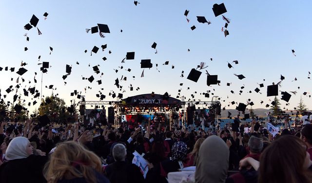 Anadolu Üniversitesi binlerce mezununu coşkulu törenle uğurladı