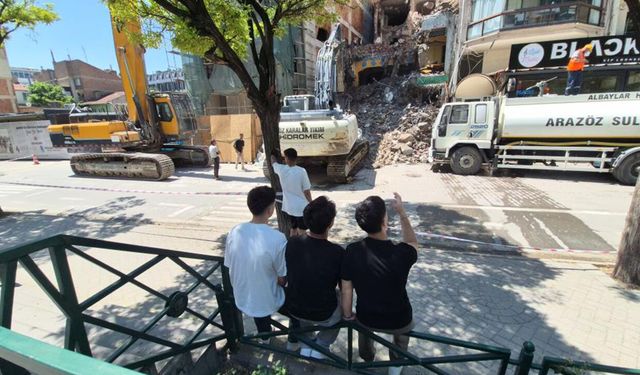 Eskişehir'de kent merkezindeki yıkım çalışması gençlerin ilgisini çekti