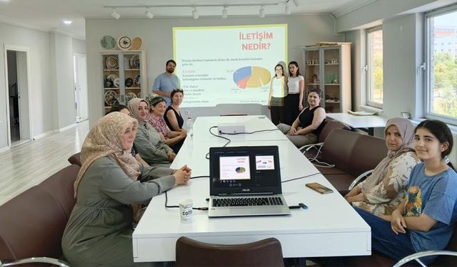 Eskişehir'de kursiyer kadınlara 'Aile İçi İletişim ve Dijital Bağımlılık' eğitimi
