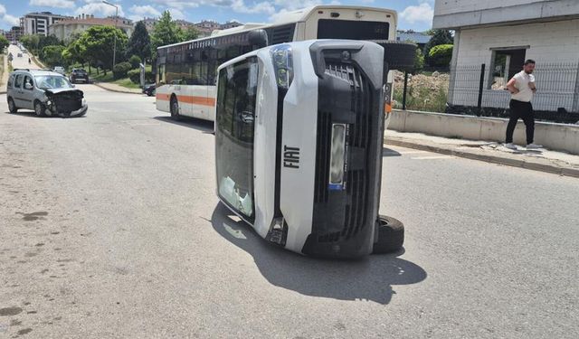Eskişehir'de PTT aracı kaza yaptı: 2 kişi yaralı