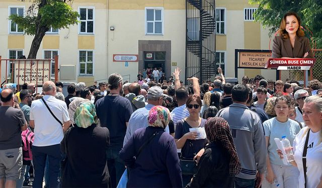 Öğrenciler sınıfta, veliler okul önlerinde ter döktü