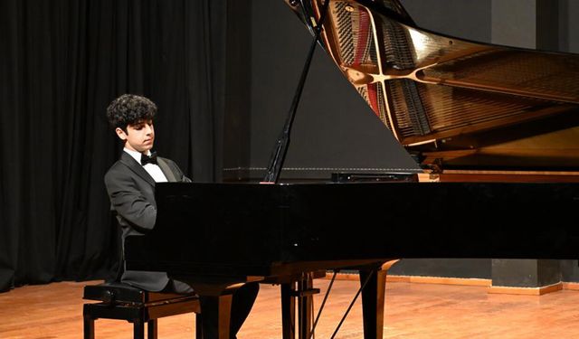 Genç piyanist Deniz Mısdılıoğlu büyük sınav öncesi sahne aldı