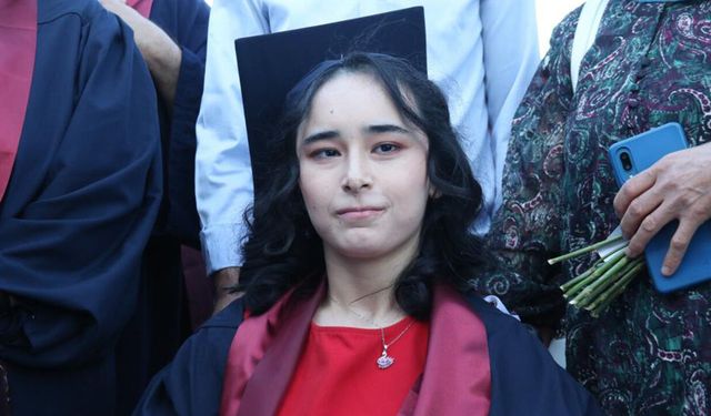 Serebral palsi hastası genç kızdan örnek başarı: İkinci mezuniyet