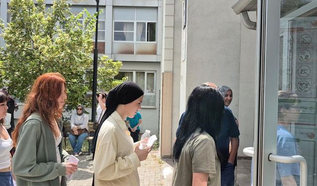 Eskişehir'de YKS’ye son anda yetişenler de oldu, saniyelerle kaçıranlar da