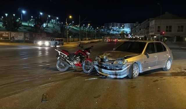 Eskişehir'de otomobil ve motosiklet kavşakta kafa kafaya çarpıştı: 2 yaralı