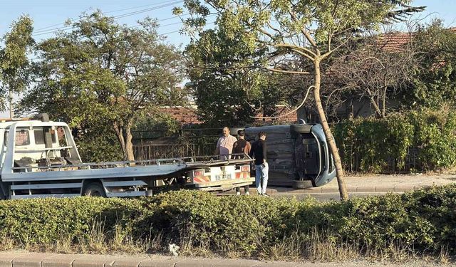 Odunpazarı’nda virajı alamayan otomobil kaldırıma yan yattı
