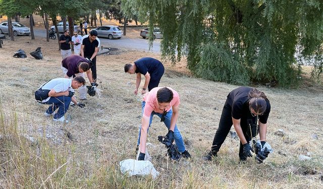 AK Parti Odunpazarı Gençlik Kolları'ndan Eskişehir'de çevre temizliği