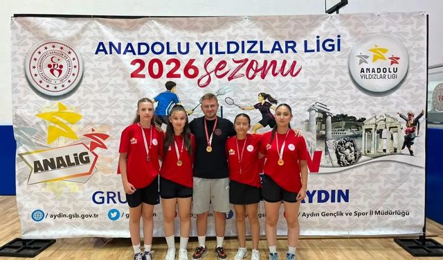 Badminton kız takımı grup şampiyonu oldu