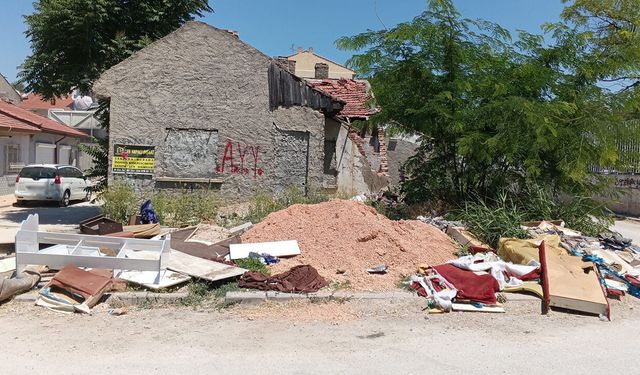 Boş arsa çöp alanına döndü